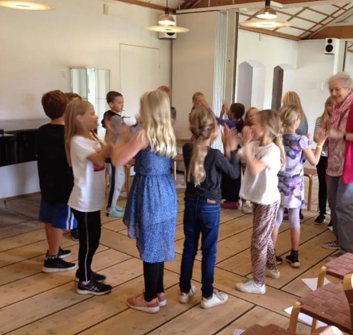Minikonfirmander leger i sognegården