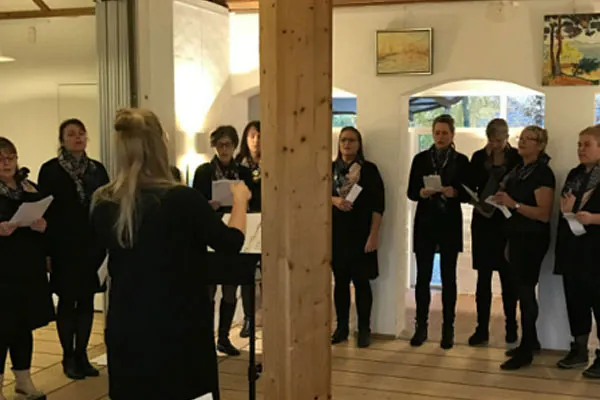 Elstedkoret der øver i sognegården