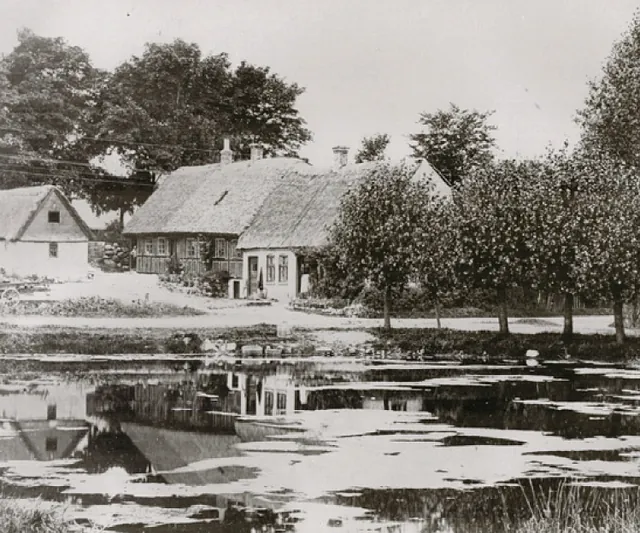 Billedet er i sort/hvid og man kan se graverboligen som den så ud i gamle dage.