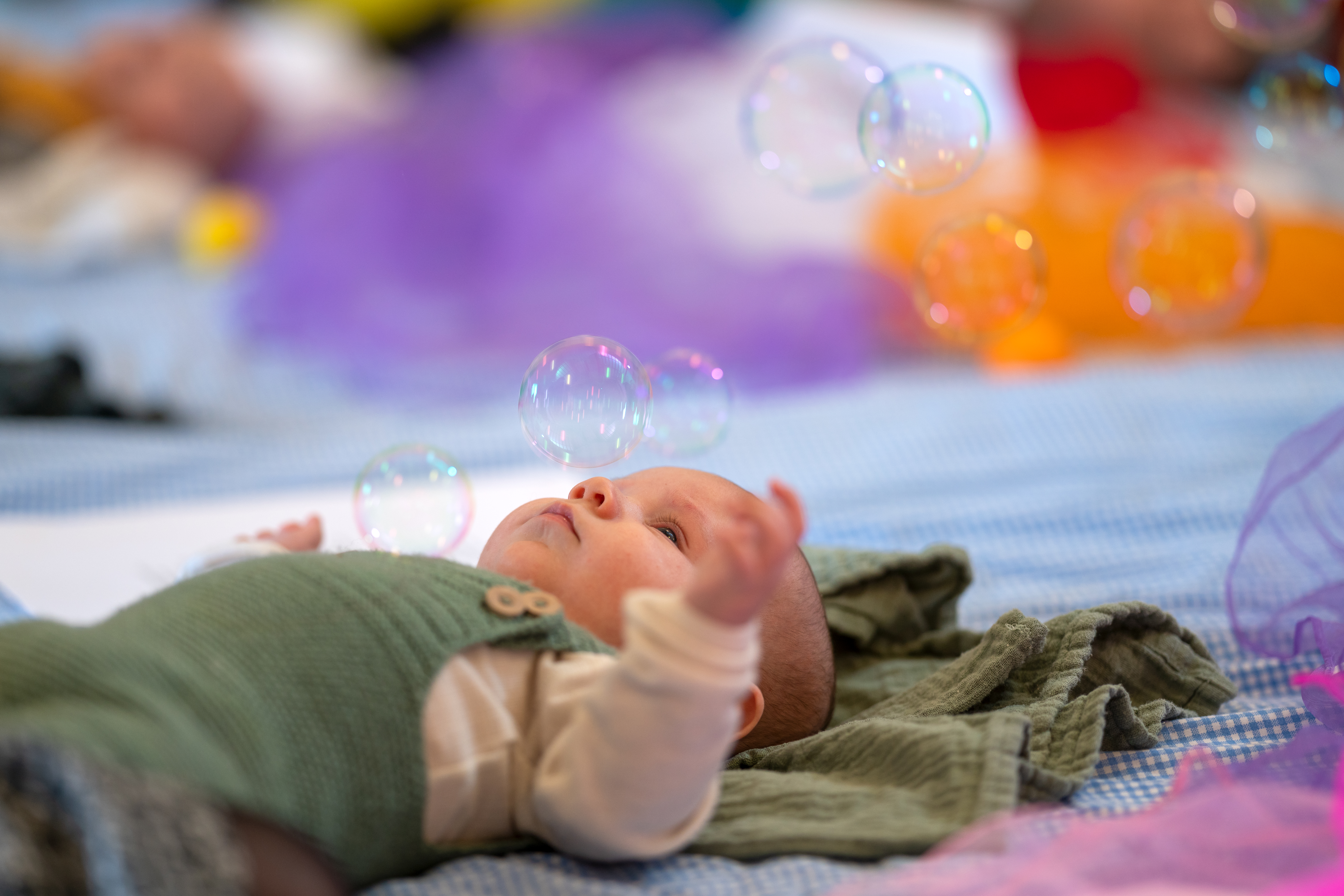 Baby der ligger og kigger på sæbebobler
