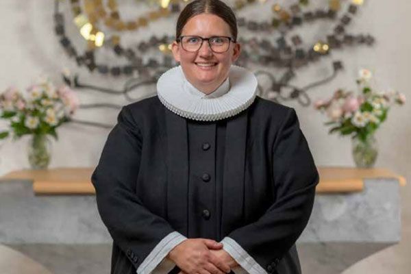 billede af en præst foran alteret