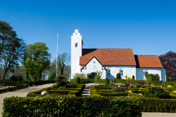 Elsted Kirke på en skyfri dag.