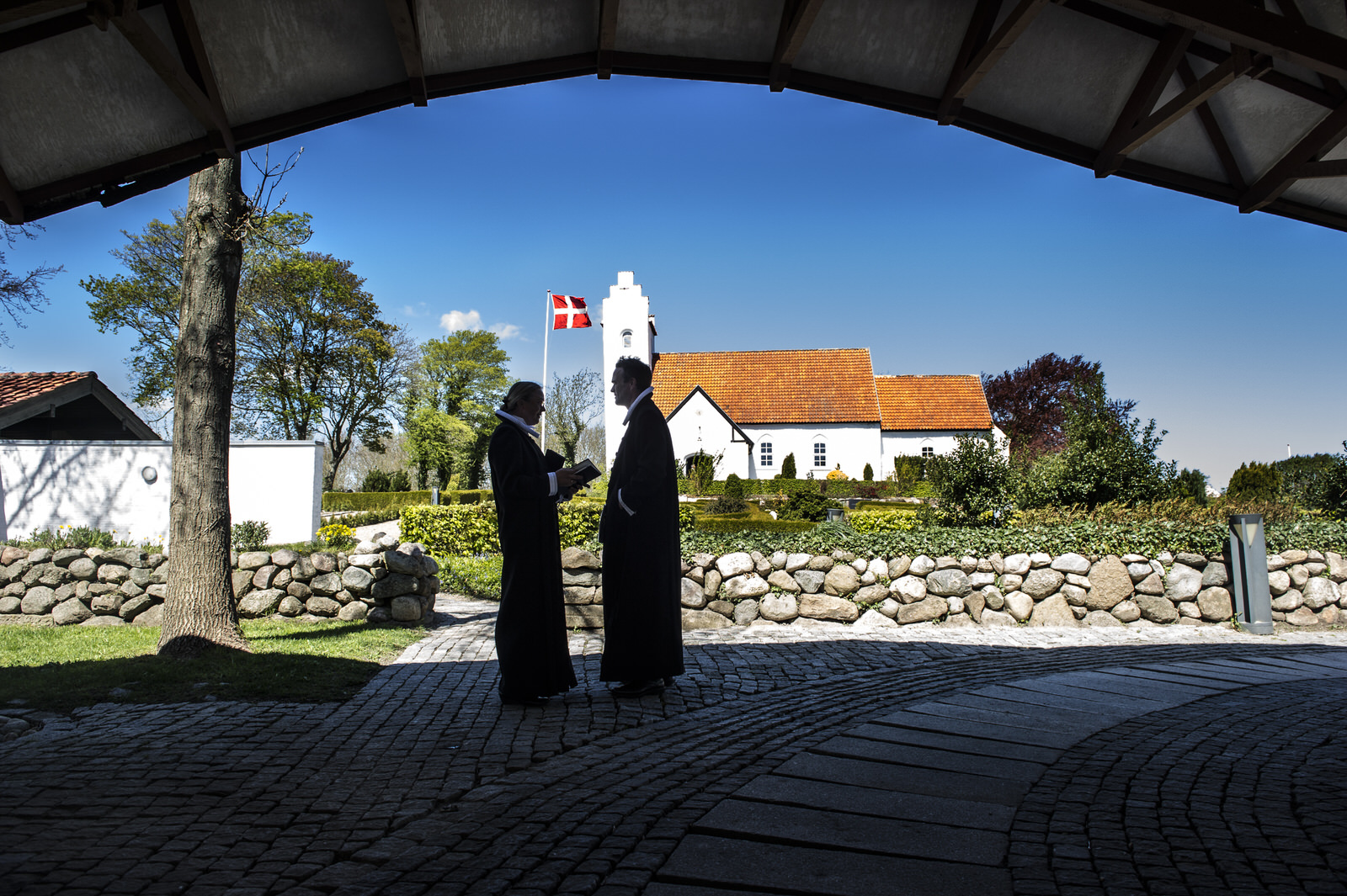 en baby der kigger på sæbebobler