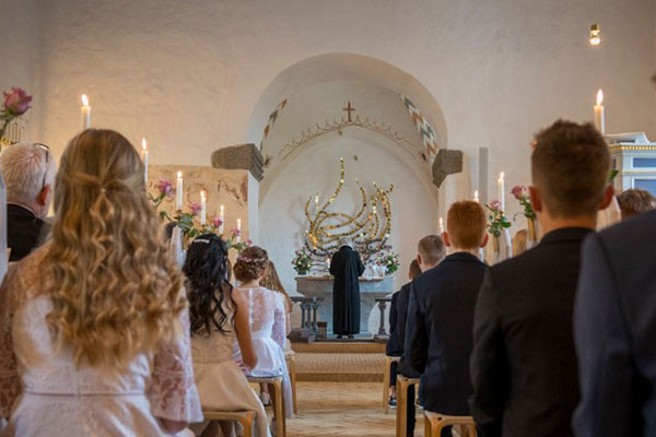 Børn i kirken til deres konfirmation.