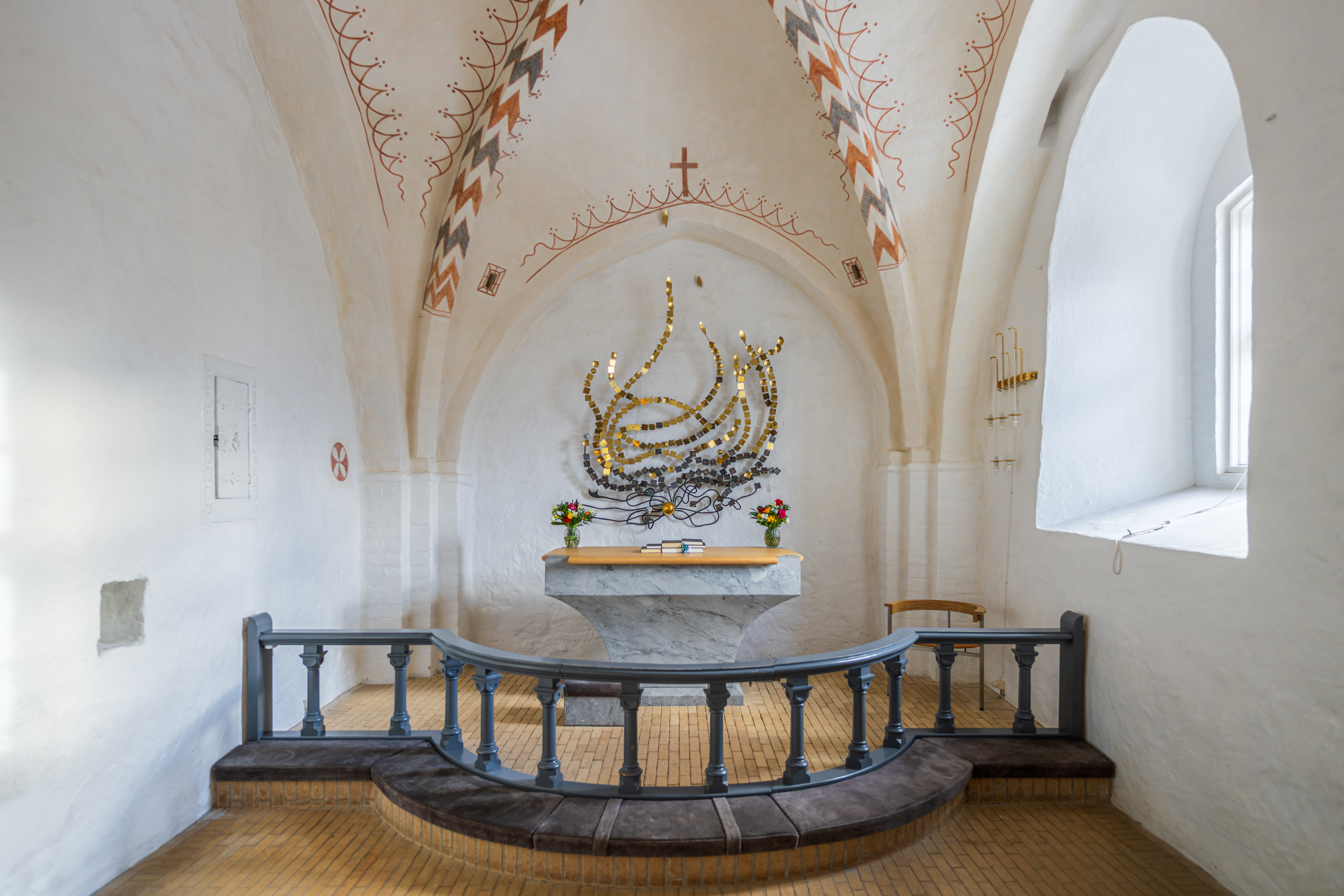 Billede af alteret i kirken