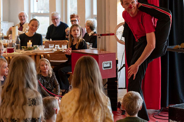 Klovnen TAPE underholder børn i sognegården