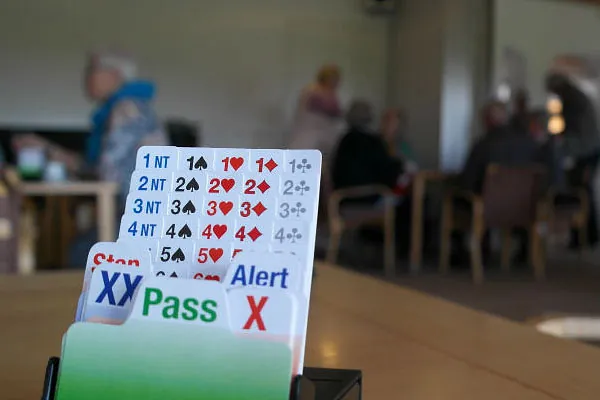 Et bridge spillesæt på et bord.