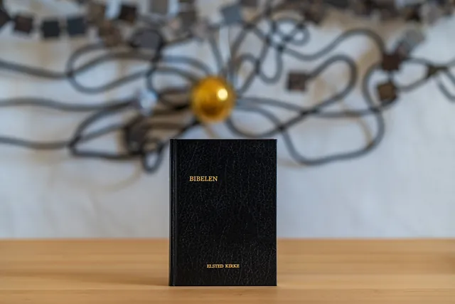 Sort bibel foran alteret i Elsted Kirke