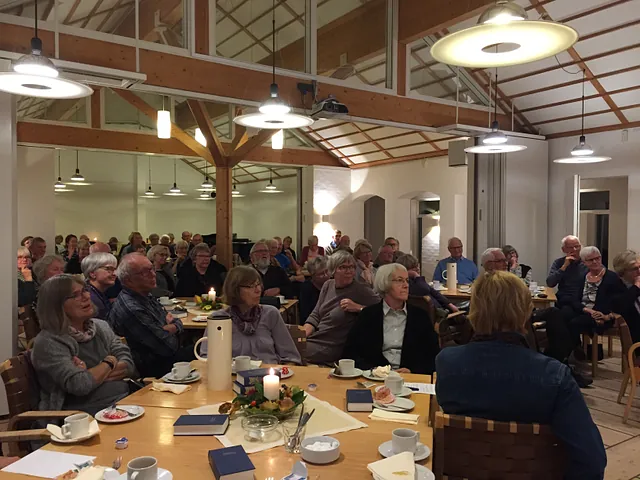 Mange mennesker samlet til et foredrag i sognegården.