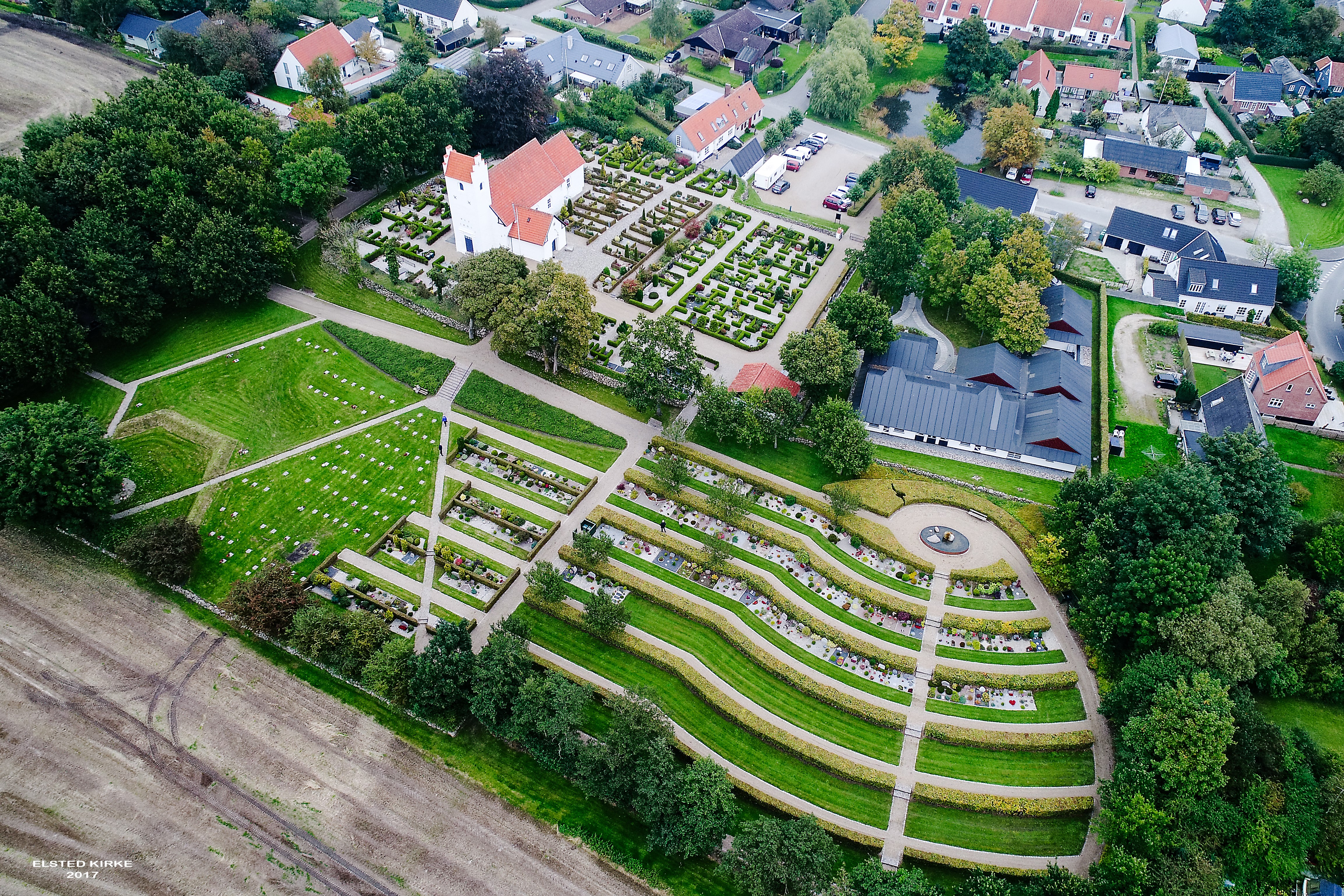Luftfoto af Elsted Kirke og Kirkegården