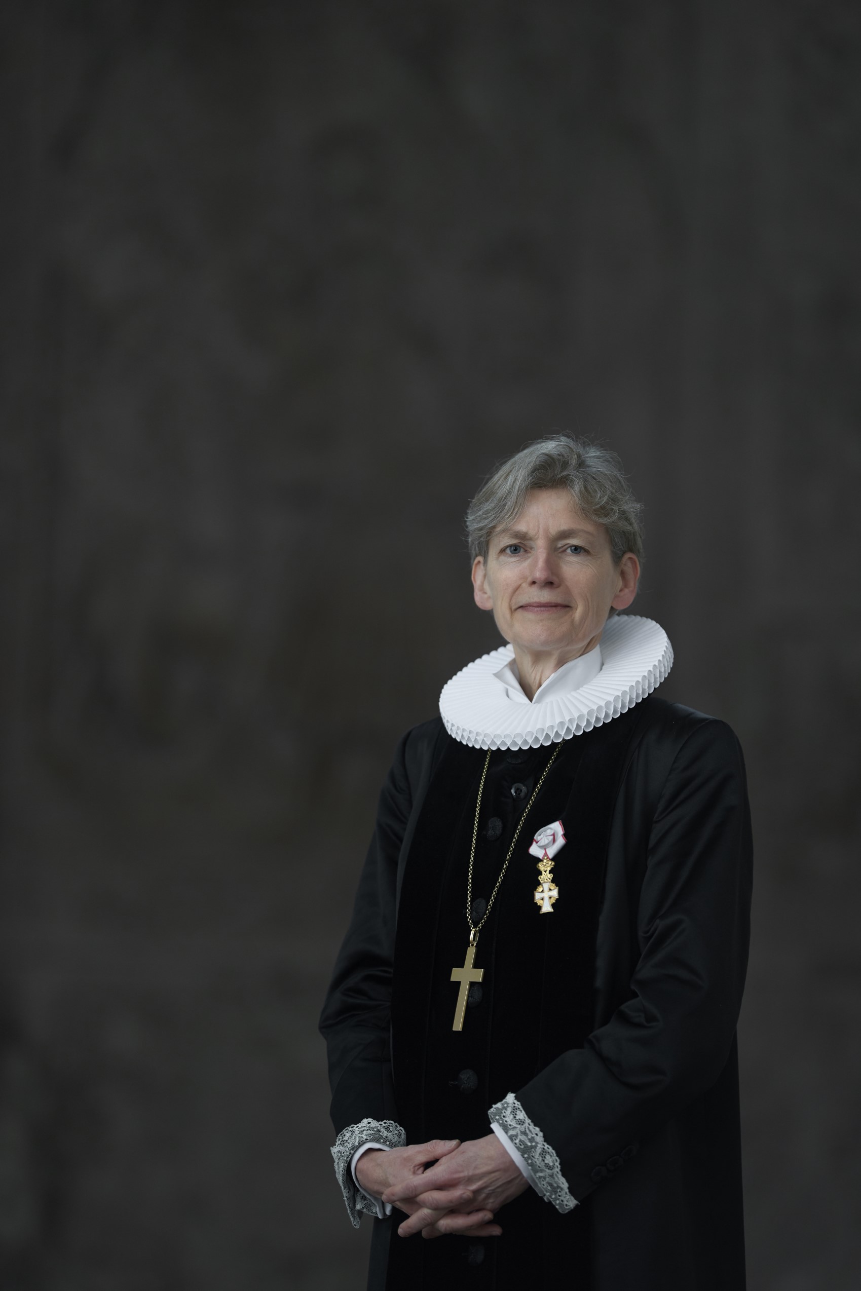 Tine Lindhardt i præstekjole foto Ard Jongsma, formindsket